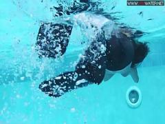 18+ tube video category sex_toys (358 sec). Diana Kalgotkina dildoing herself underwater.